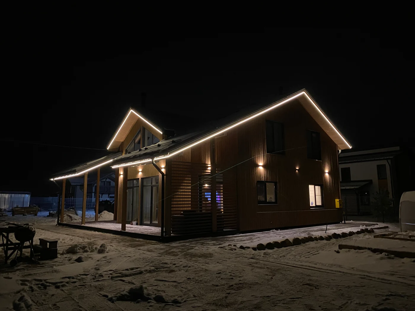 Контурная подсветка бокового фасада деревянного шале гибким неоном 24V, Feel-Light